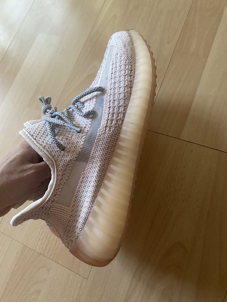 Продам кроссовки  Yeezy