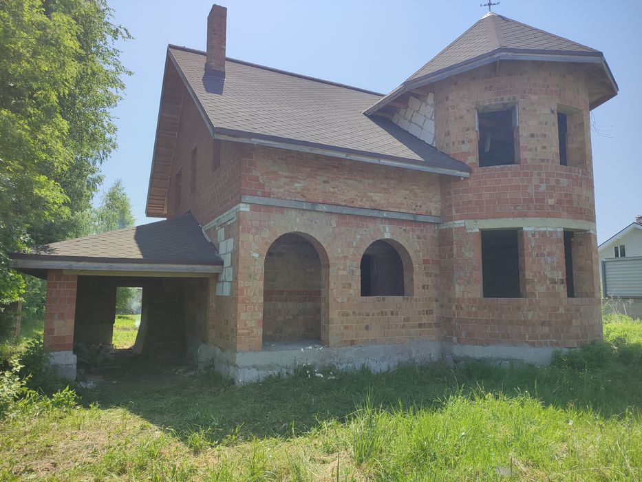 Продам добротний,двоповерховий цегляний будинок(недострой).