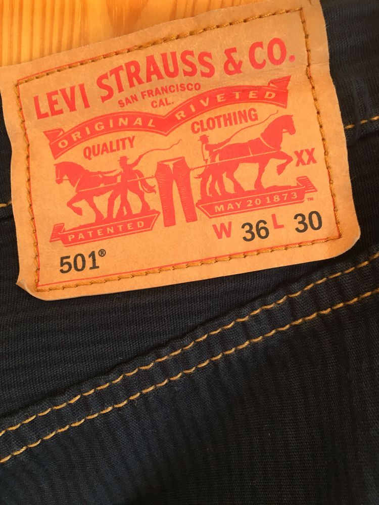 Sprzedam spodnie firmy Levis model 501 W36 L30 w odcieniu granatowym.