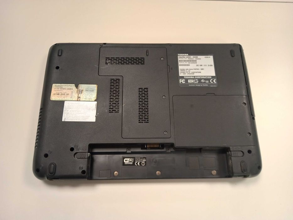 Laptop Toshiba Satelite L645D AMD Dual Core 2.3 GHz, 2Gb Ram, 220 HDD