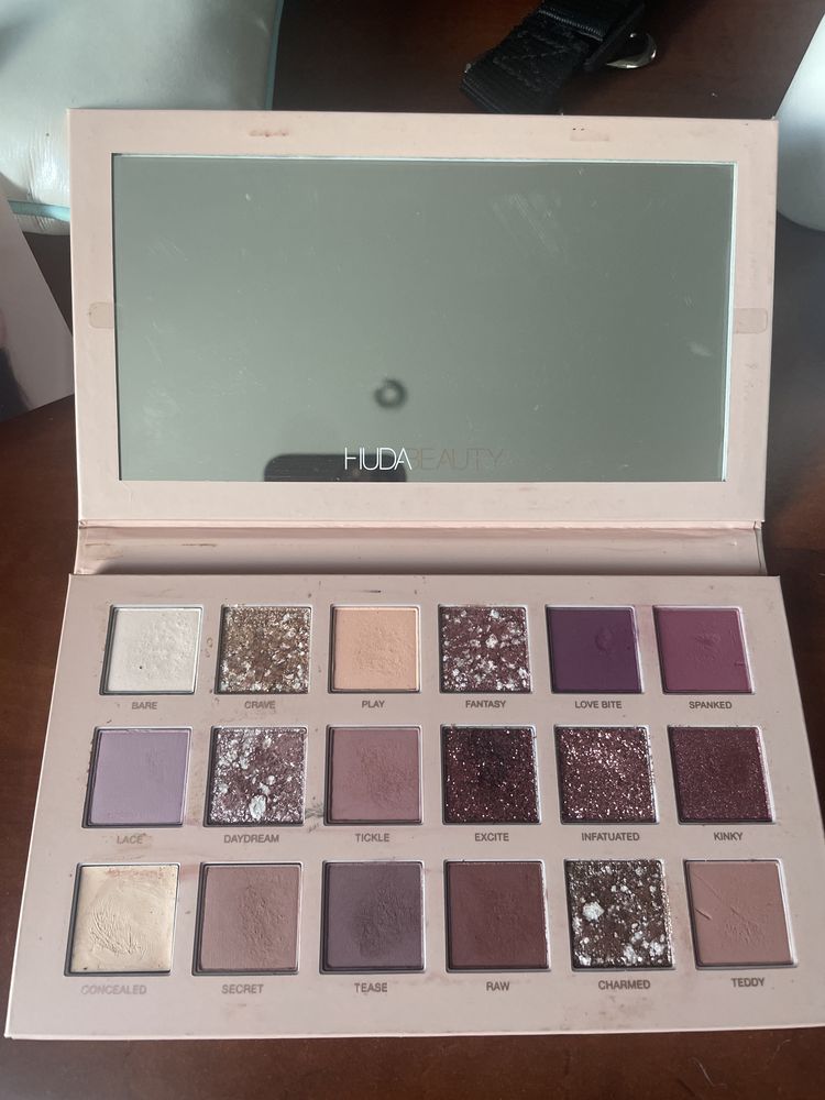 Paleta Cieni HudaBeauty Nude