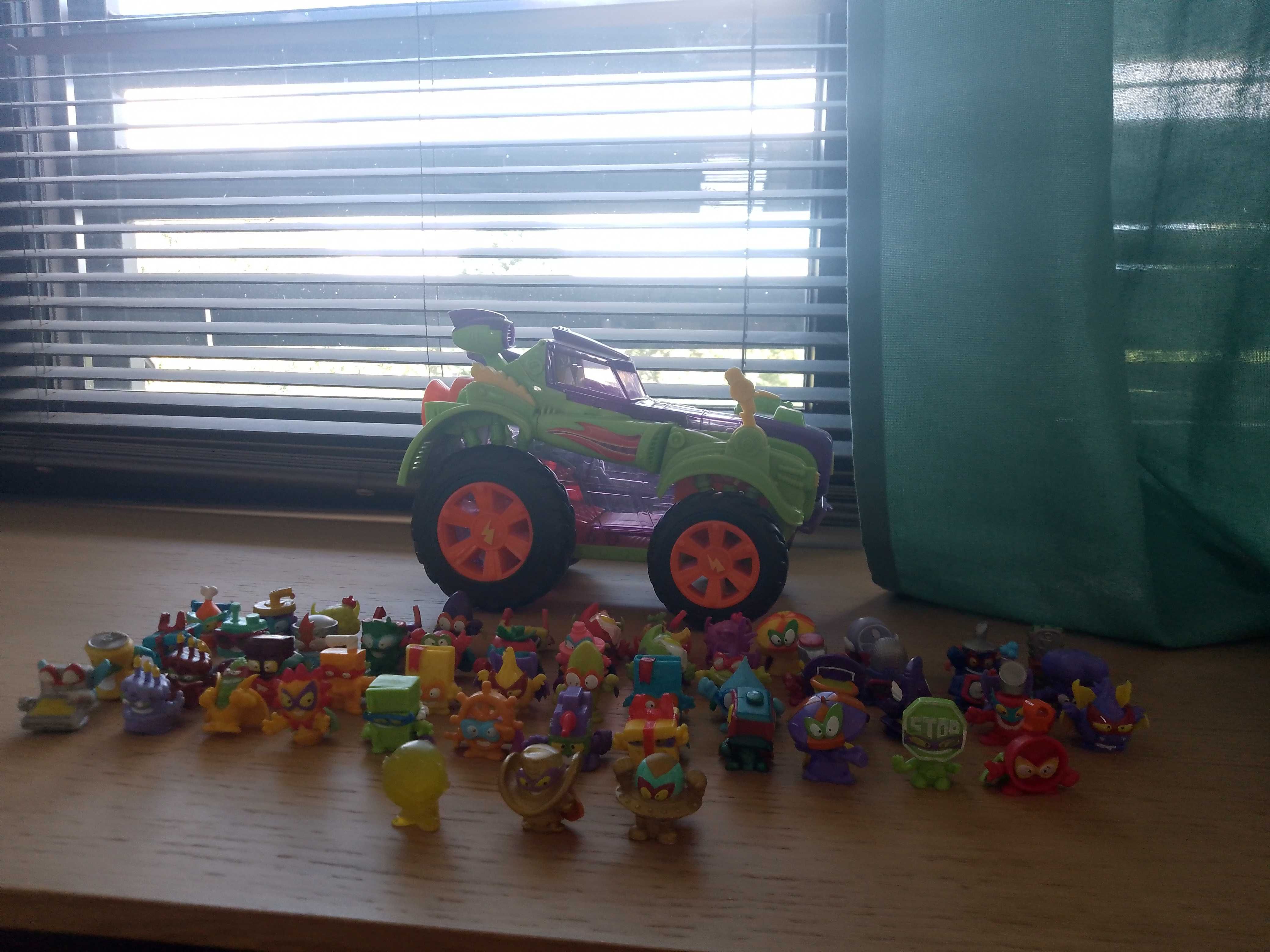 Zestaw figurki zings+auto stan idealny