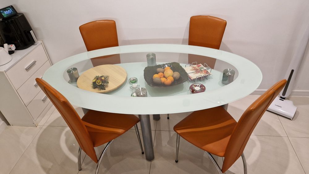 Stół owalny szklany z krzesłami,