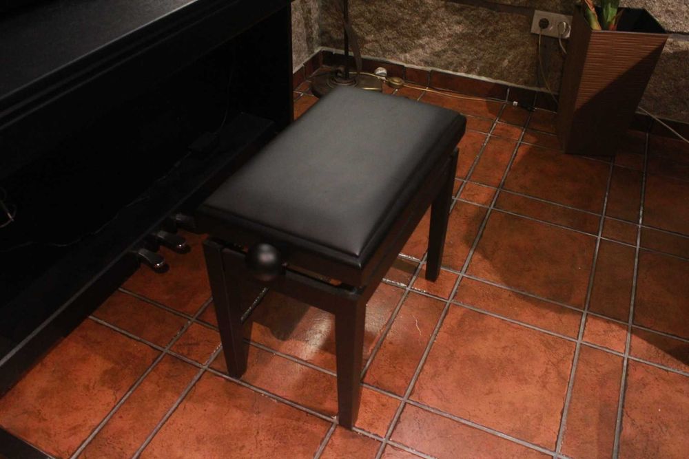 Piano kawai novo com banco de pele