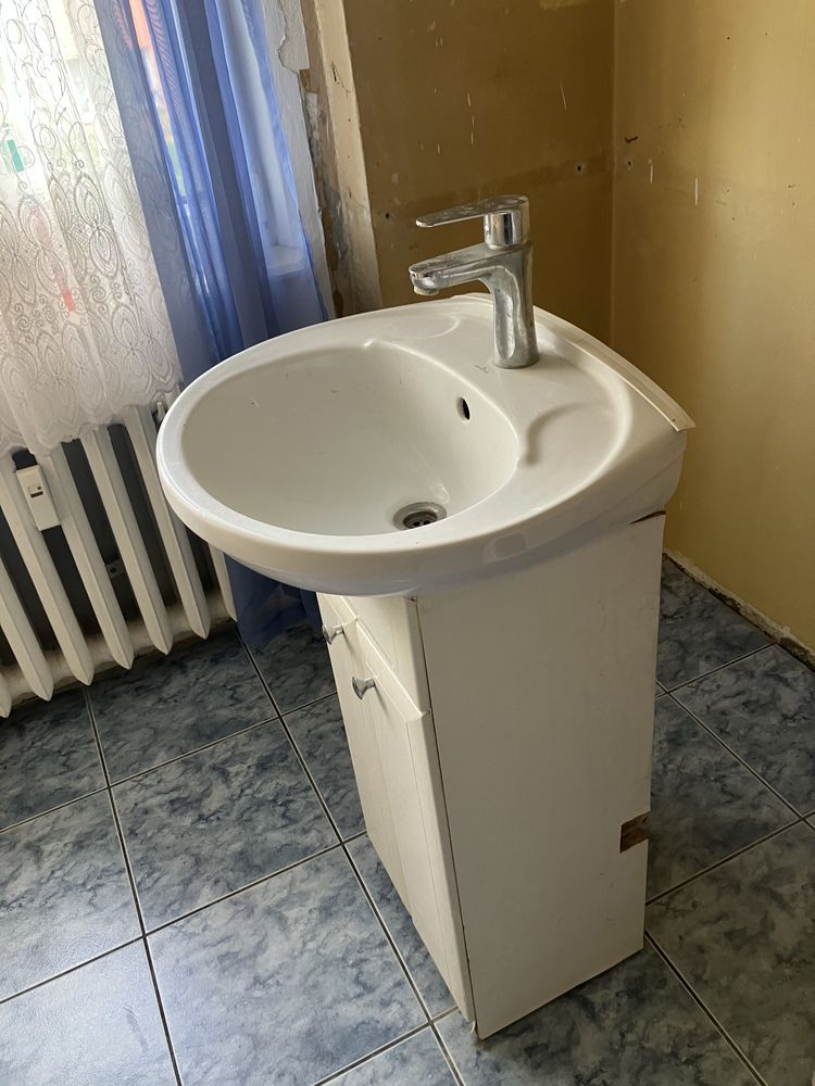 Umywalka z baterią i szafką