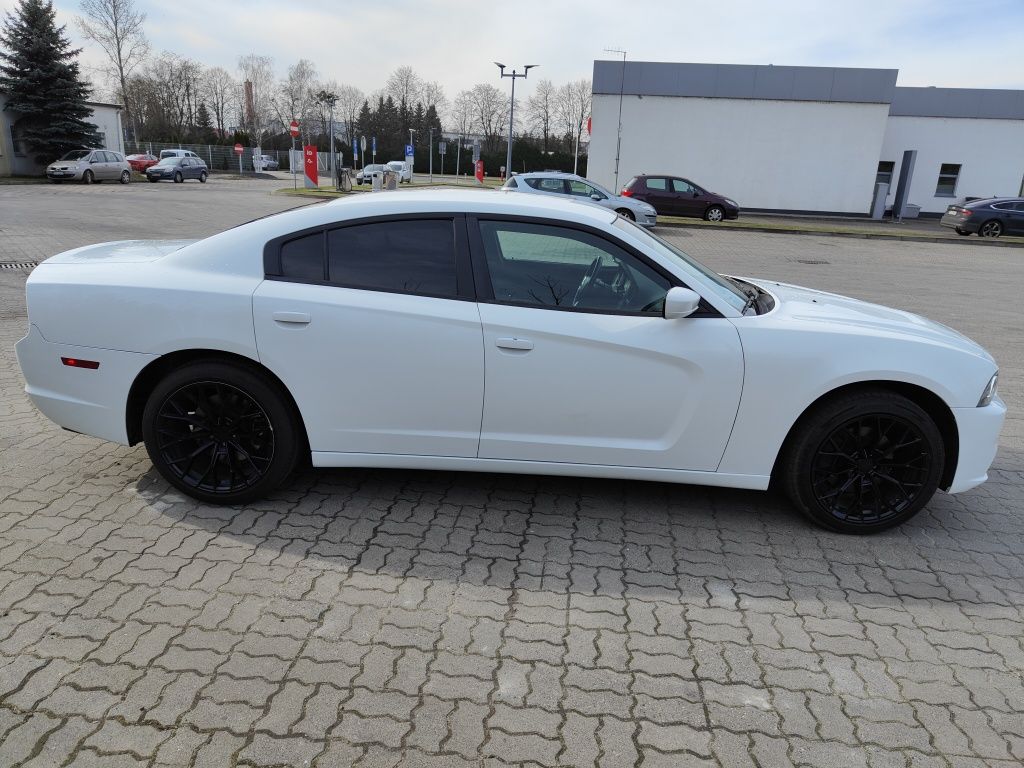 Auto do ślubu DODGE CHARGER w kolorze sukni Panny Młodej.