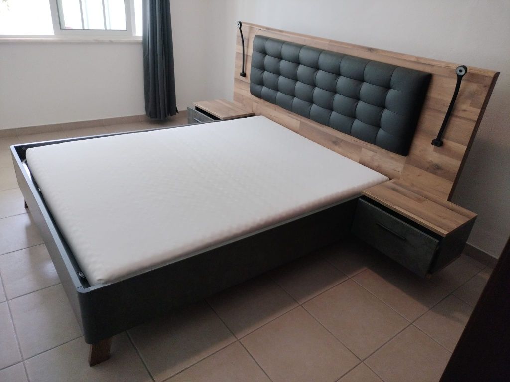 Cama de Casal com Estrado e Cabeceira Estofada
