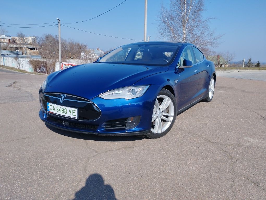 Tesla model S 85D