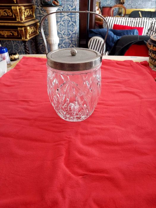 Pote de vidro com tampa em metal