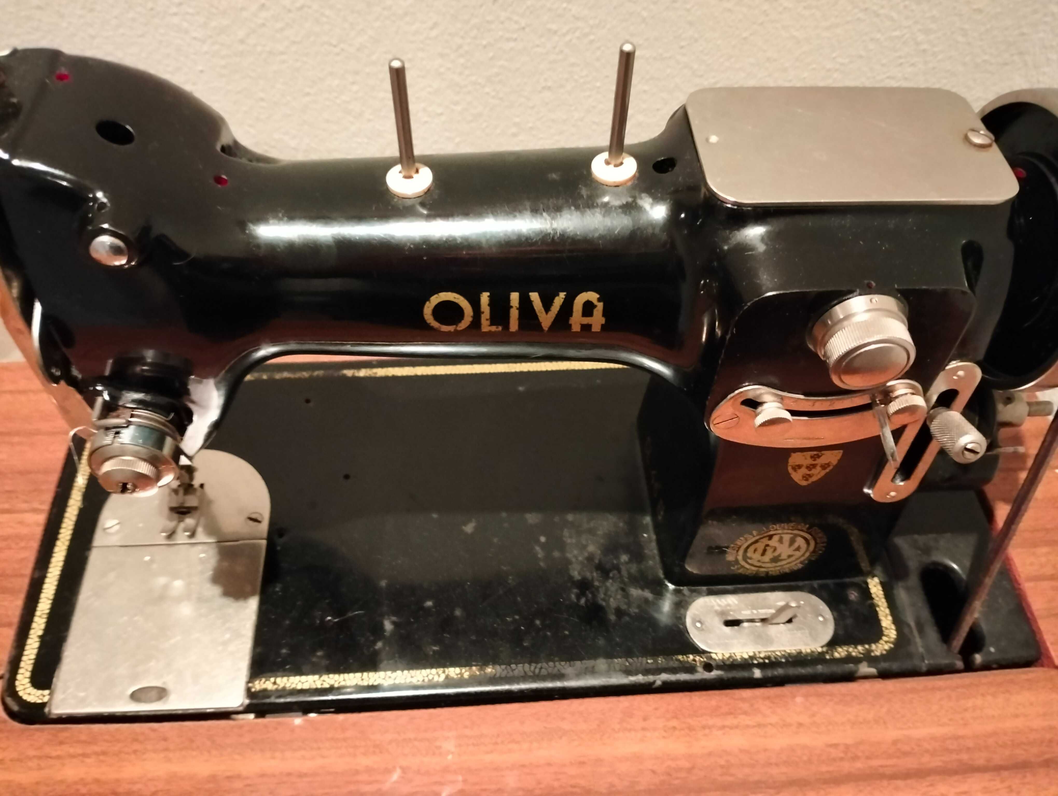 Máquina de costura com móvel Oliva