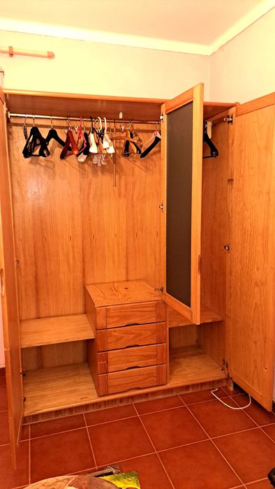 Roupeiro de pinho com 3 portas