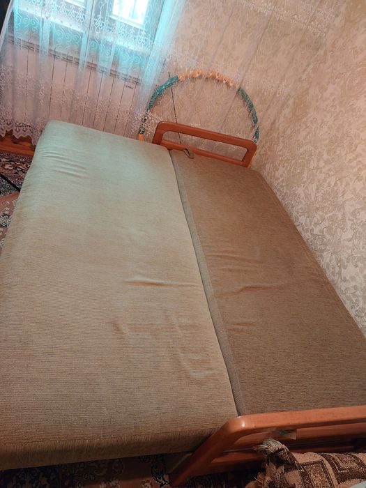 Диван -кровать з подушками