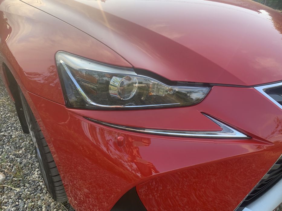 Lexus is 200t 2017 рік