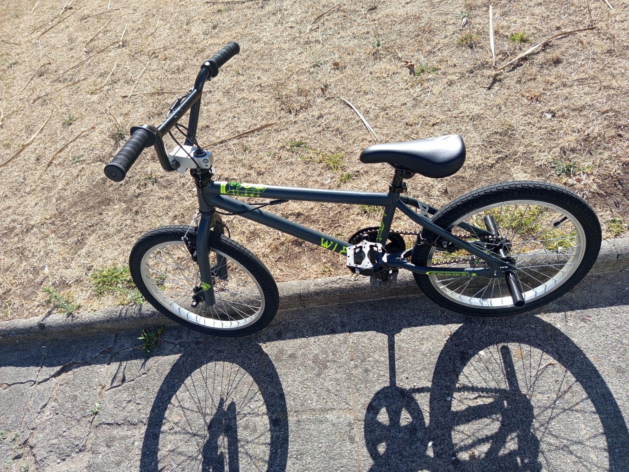 BMX Wipe 300 quase nova + pegs incluídos (comprada na Decathlon)