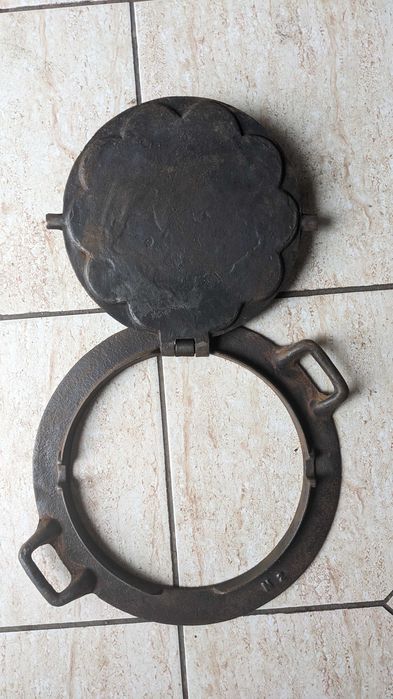 Stara żeliwna gofrownica