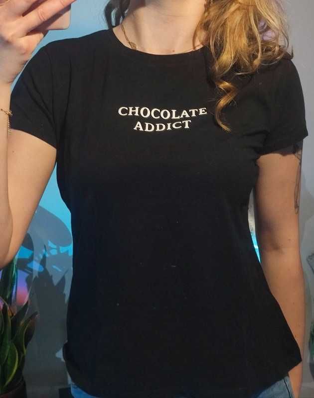 Czarny t-shirt z napisem chocolate addict Reserved