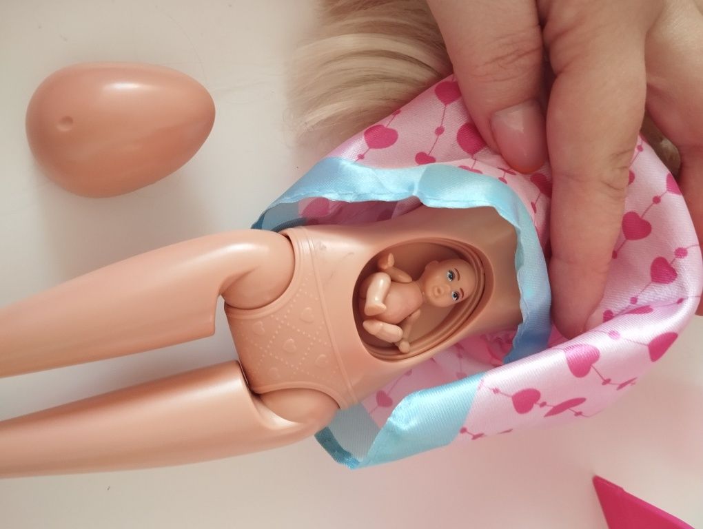 Barbie w ciąży z akcesoriami dla dzieci