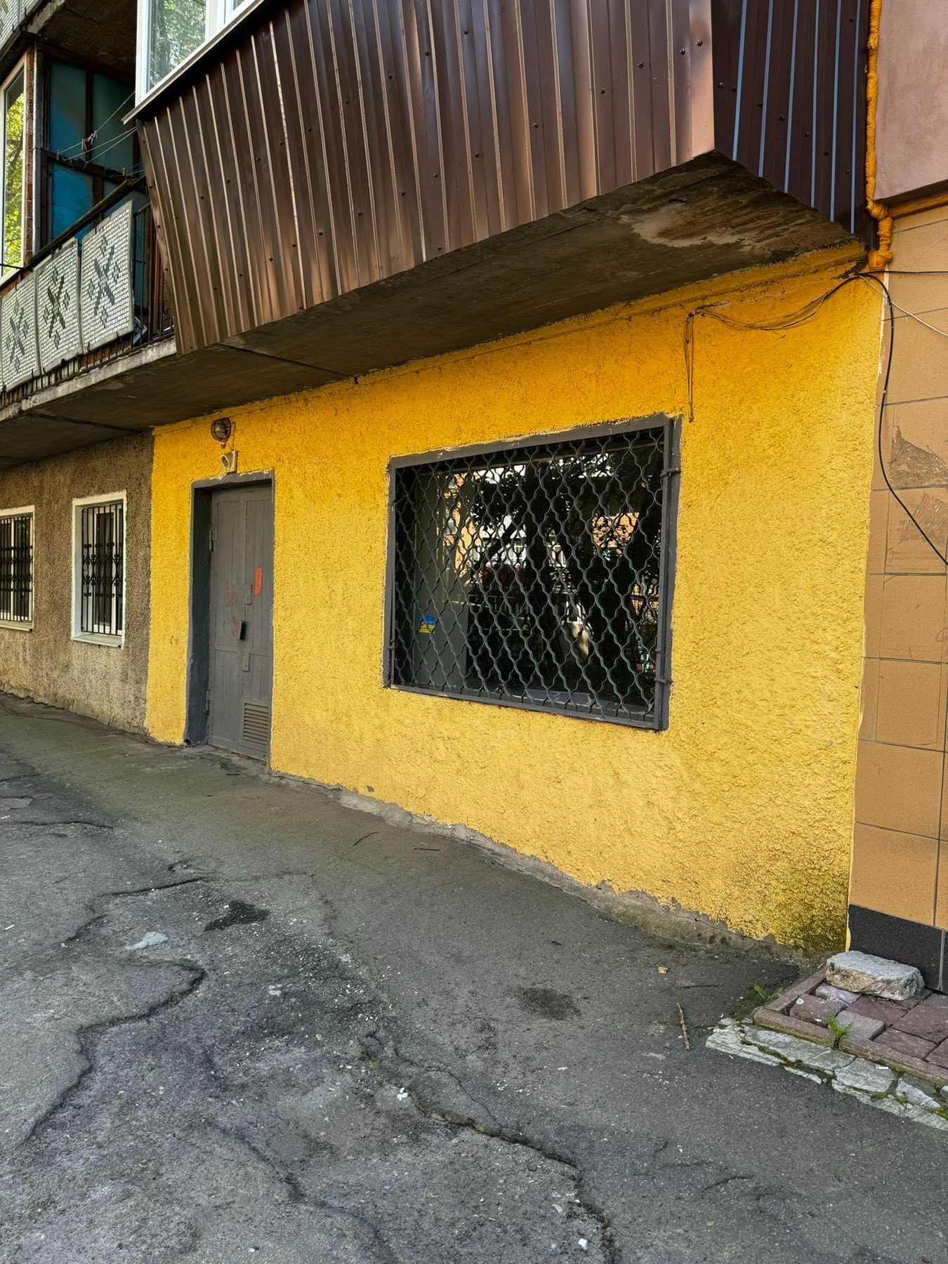 Приміщення Інститутська. Парковка! 1й поверх.