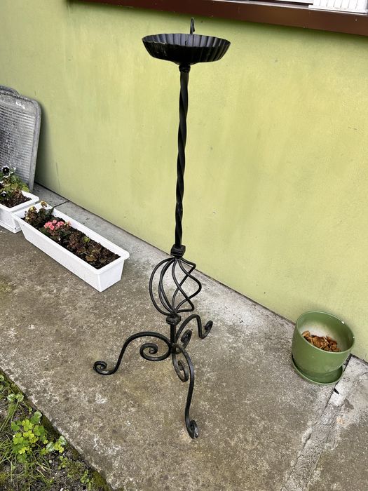 Stary kuty swiecznik stojacy wysoki metalowy kwietnik vintage zdobiony