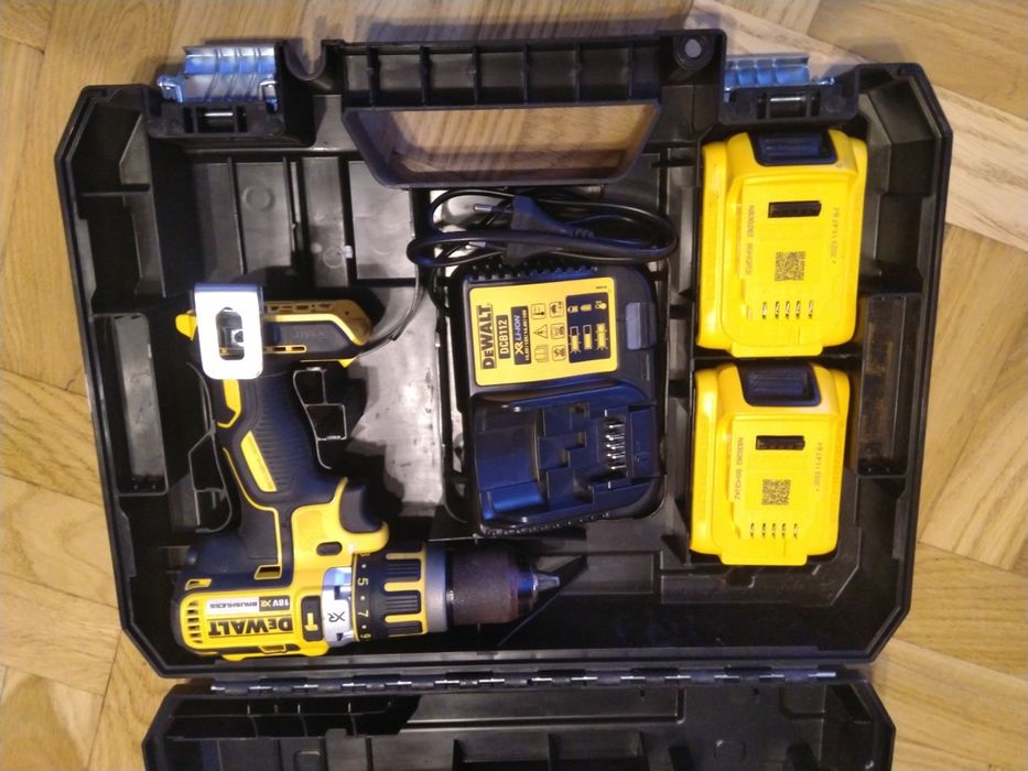 Wiertarka Wkrętarka Dewalt DCD795 aku 2x2Ah rok 2023 udar