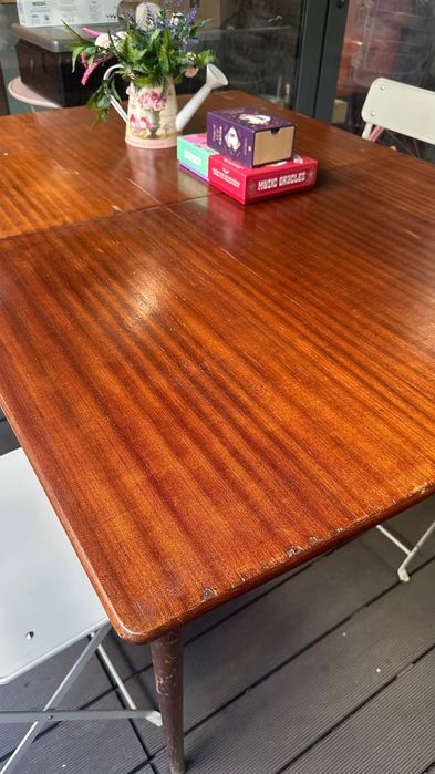 Mesa de jantar de madeira