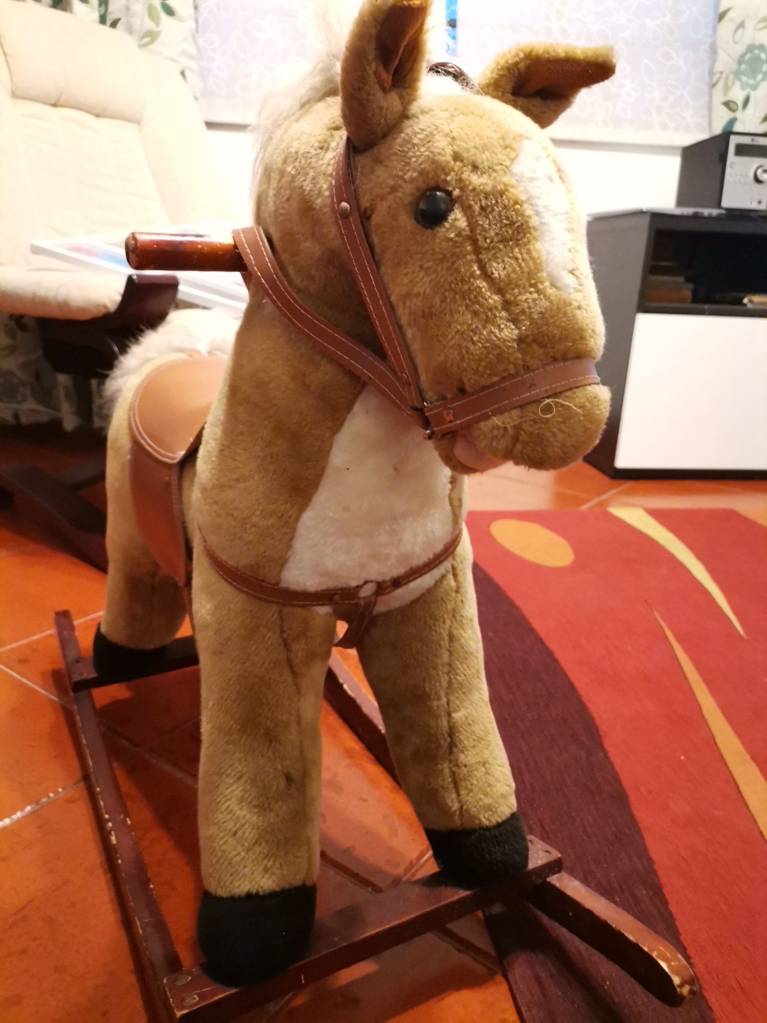 Cavalo de peluche e madeira