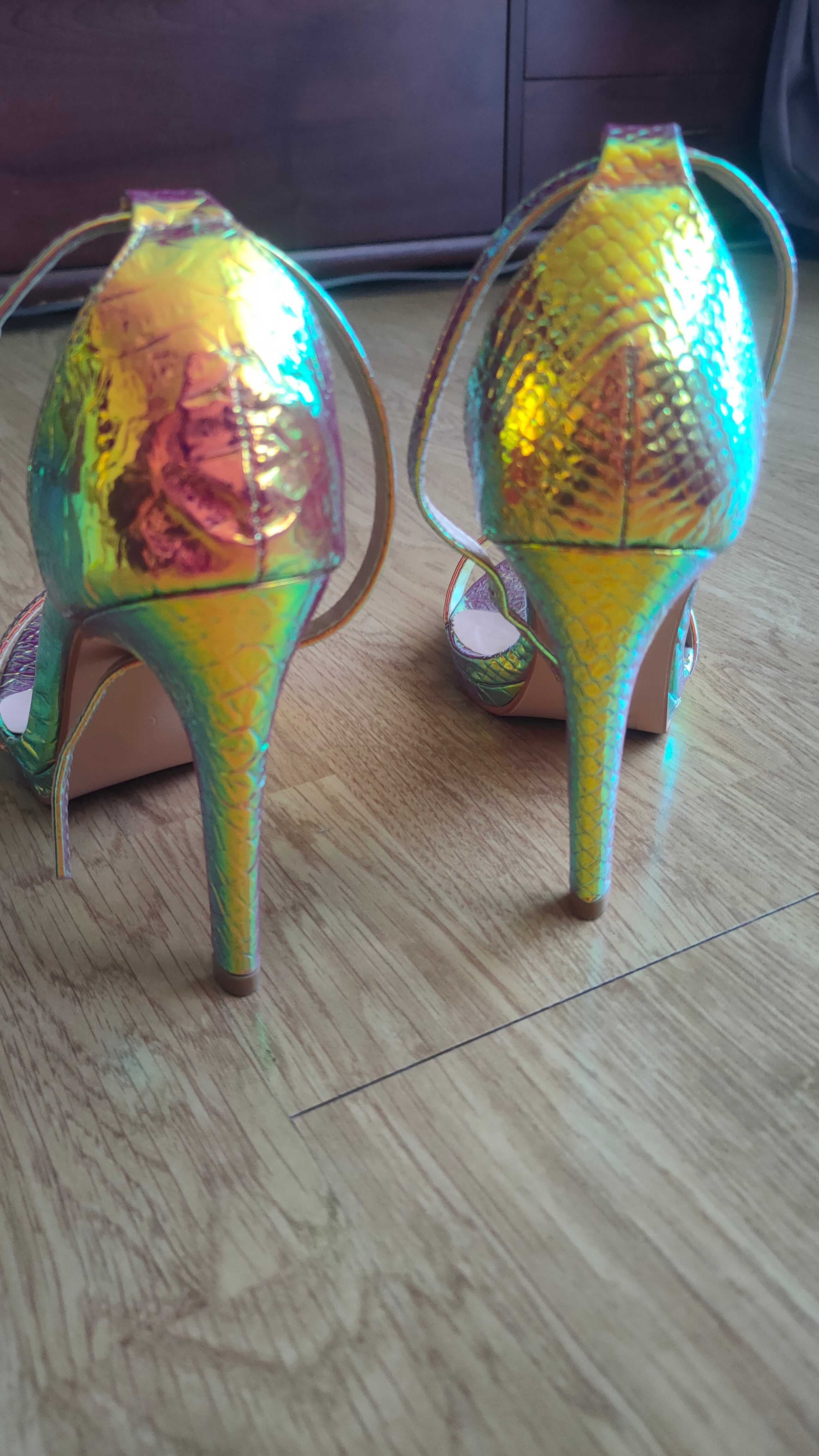 Piękne holograficzne złote szpilki buty na obcasie rozmiar 39