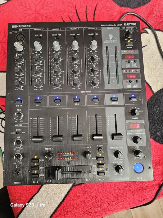 Mixer behringer plus mikrofon