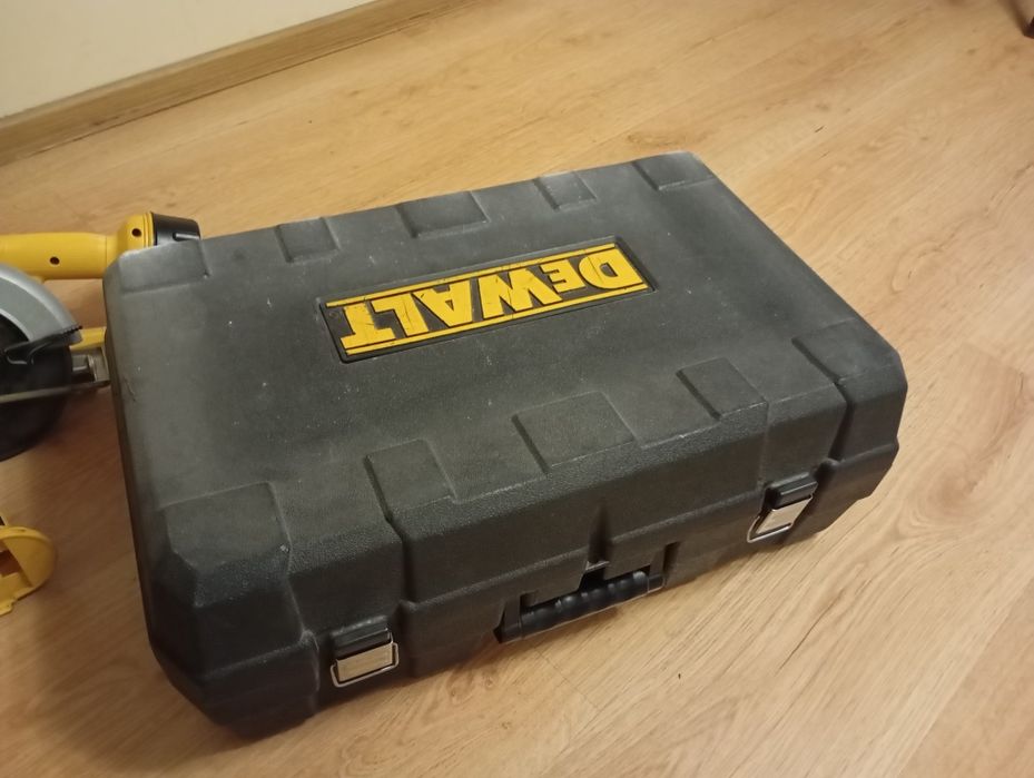 Komplet DeWalt. Wkrętarka,piła szablasta, holcerka,latarka