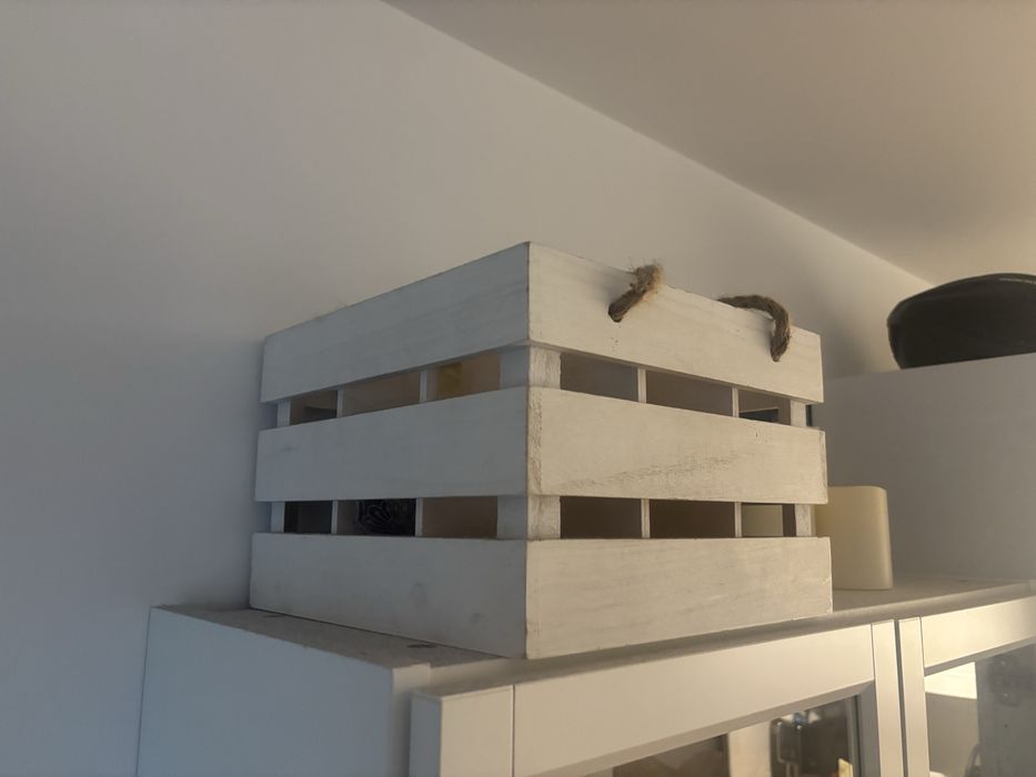 Skrzynka na wino / butelki. W skrzynce jest 9 przegródek