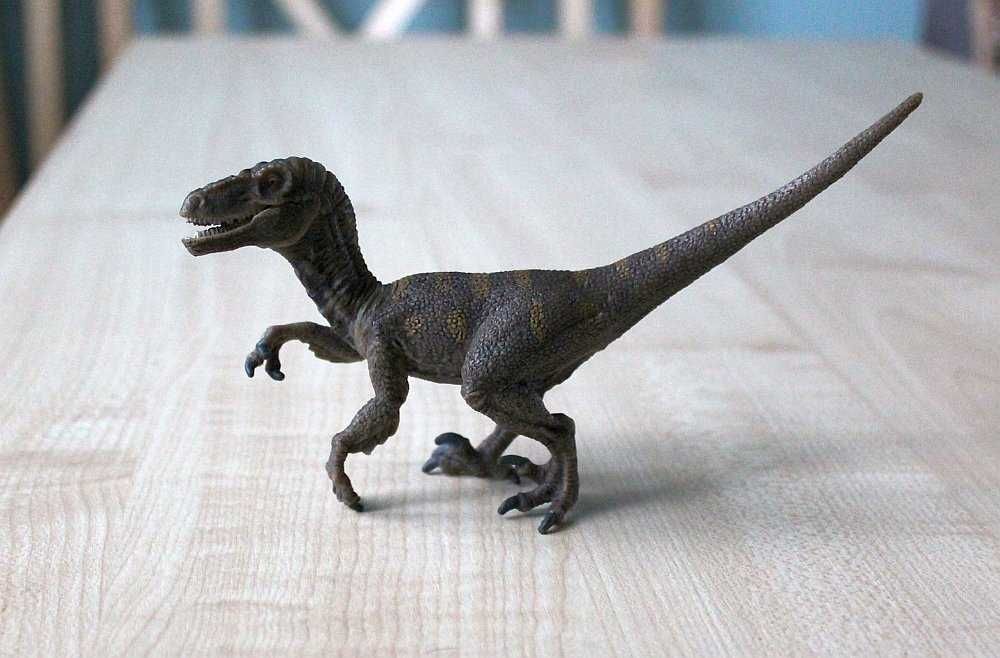 figurka Schleich dinozaur welociraptor velociraptor na polowaniu 42259