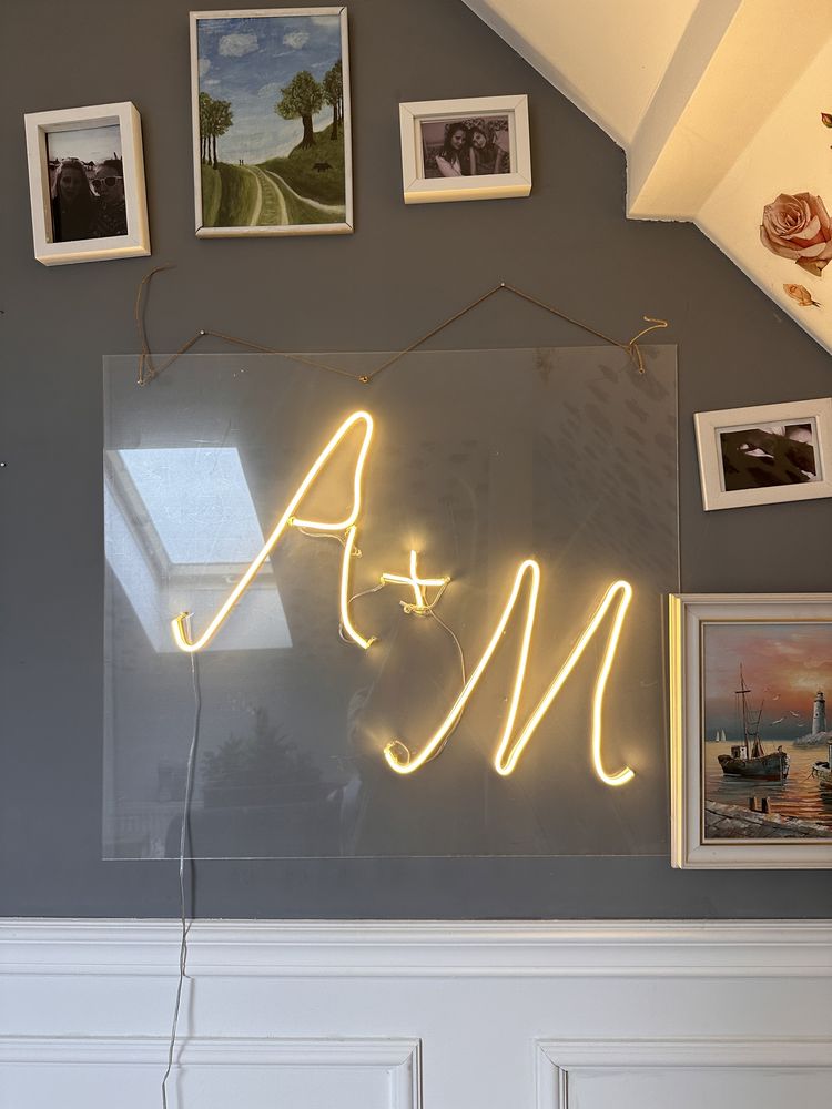 Napis ledon led neon na pleksi „A+M”