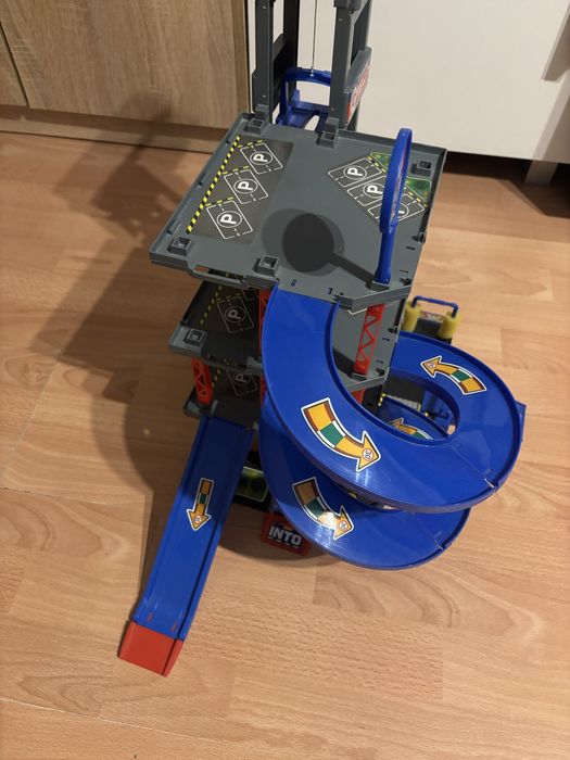 Garaż pietrowy z winda, zjezdzalnie zabawka