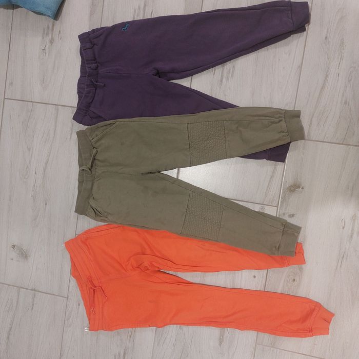 Paka ubrań dla chłopca 128 cm. Zestaw: spodnie, bluzy, koszulki, dres