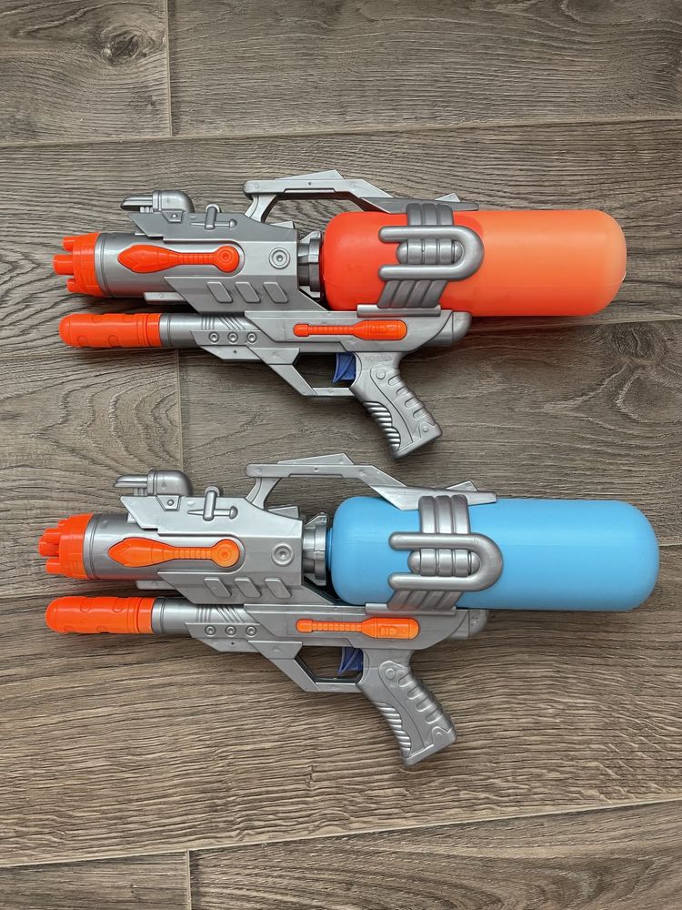 Іграшкові водяні пістолети