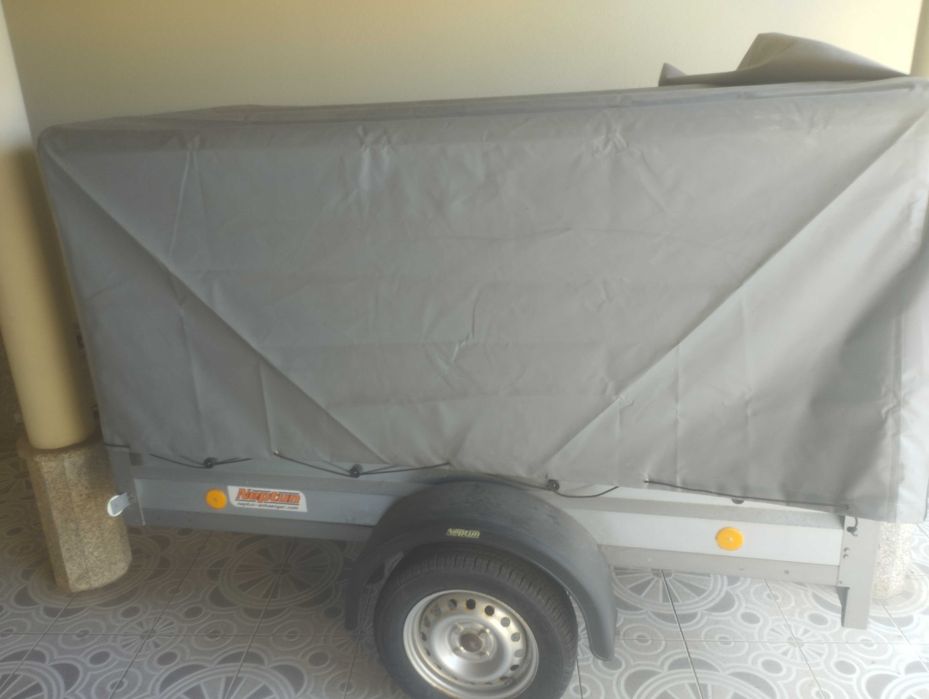 Reboque praticamente sem uso