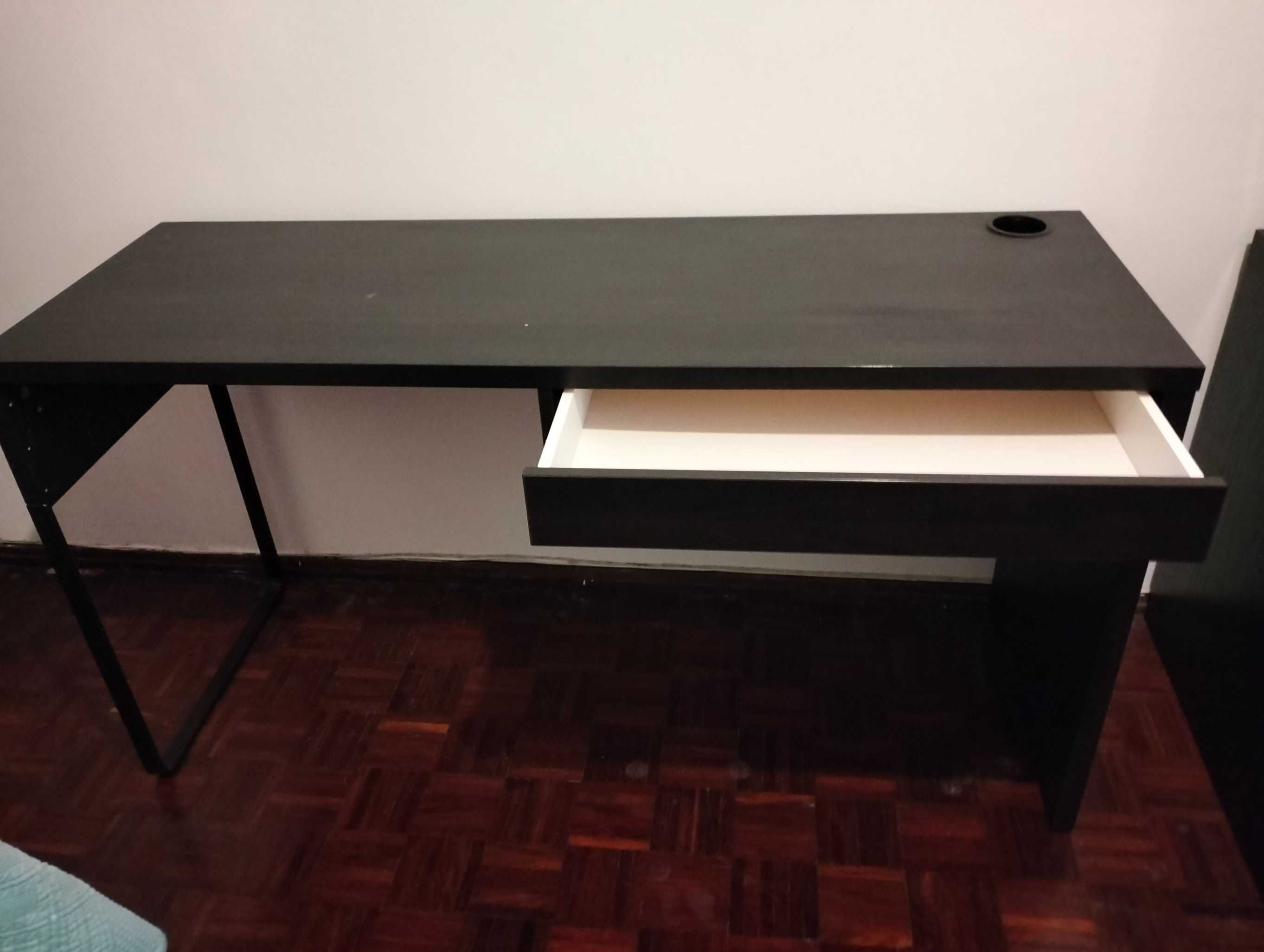 Secretária IKEA impecável  preta grande com 1 ou 2 gavetas
