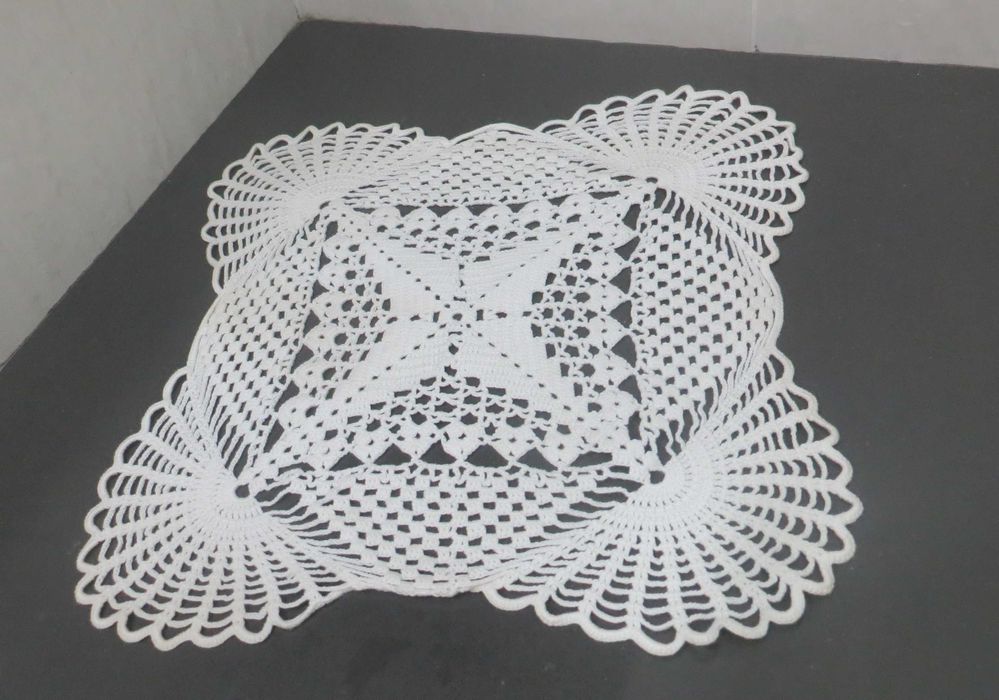 Naprons Antigos croché feito à mão, cantos em flor 24X24 cm Conj. de 2