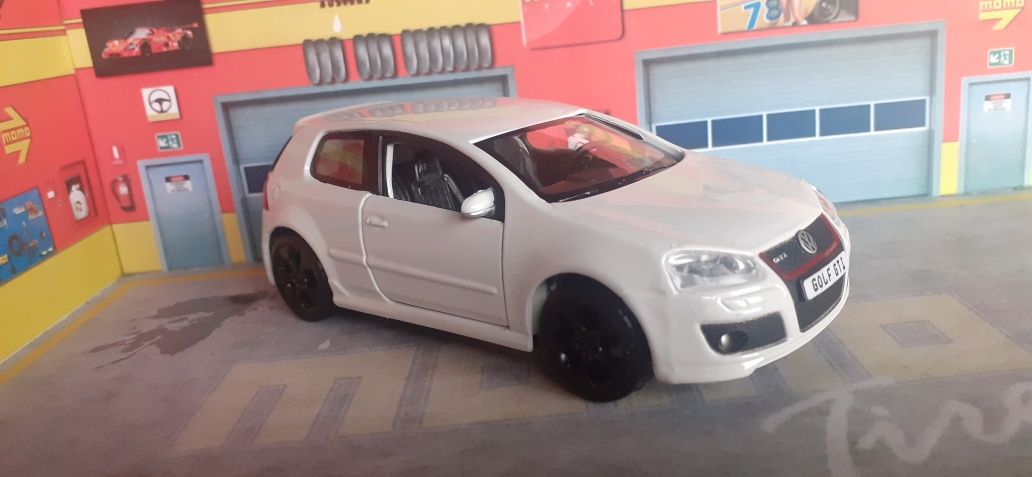 Volkswagen  Golf GTI 
Escala 1/32..
(Novo em caixa)