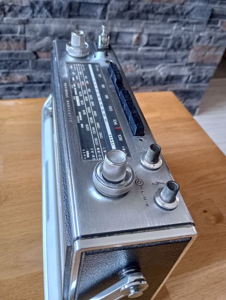Radio National Panasonic model RF-885L