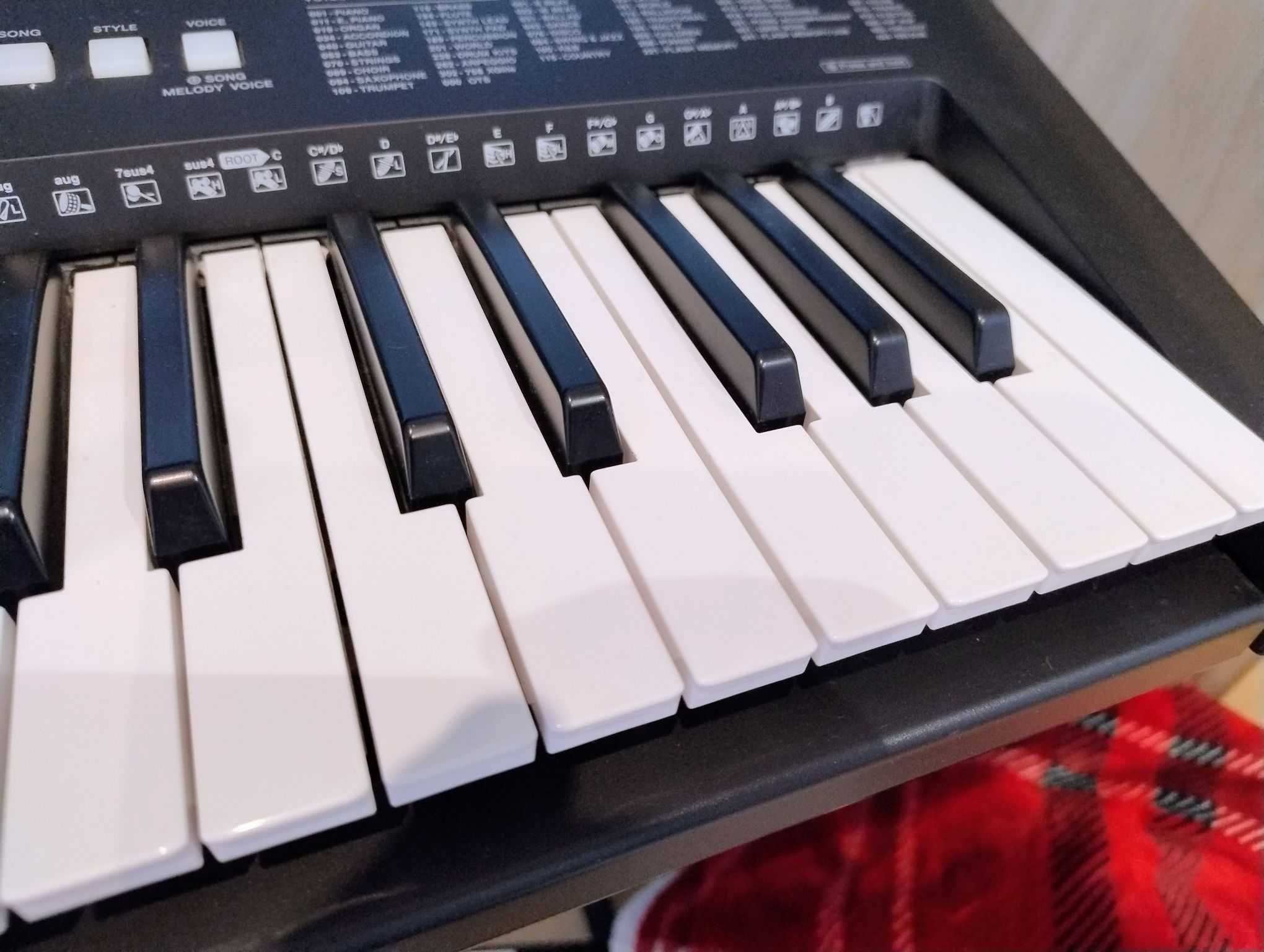 Keyboard Yamaha PSR-E453 wraz ze stojakiem.