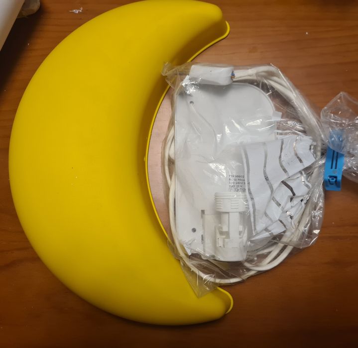 Luz formato lua Ikea aplicação parede