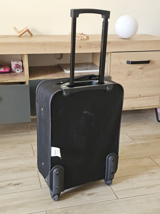 Чорна сумка на колескиках дорожня. Ручна поклажа.