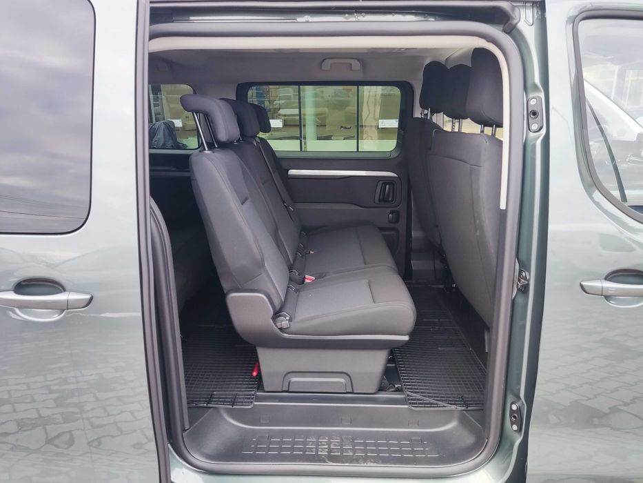 Wynajem Busa 8 i 9 osobowego Peugeot Traveller Automat, Nowy