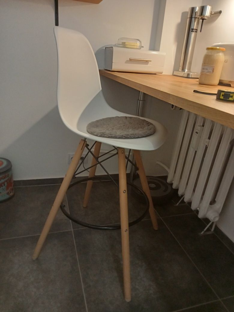 Hoker w stylu skandynawskim - krzesło barowe