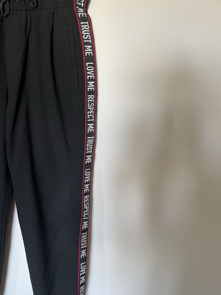 Spodnie czarne z lampasem Bershka, r. S