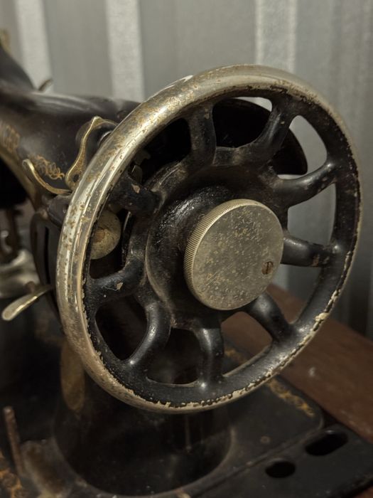 Máquina de costura antiga Singer com mesa