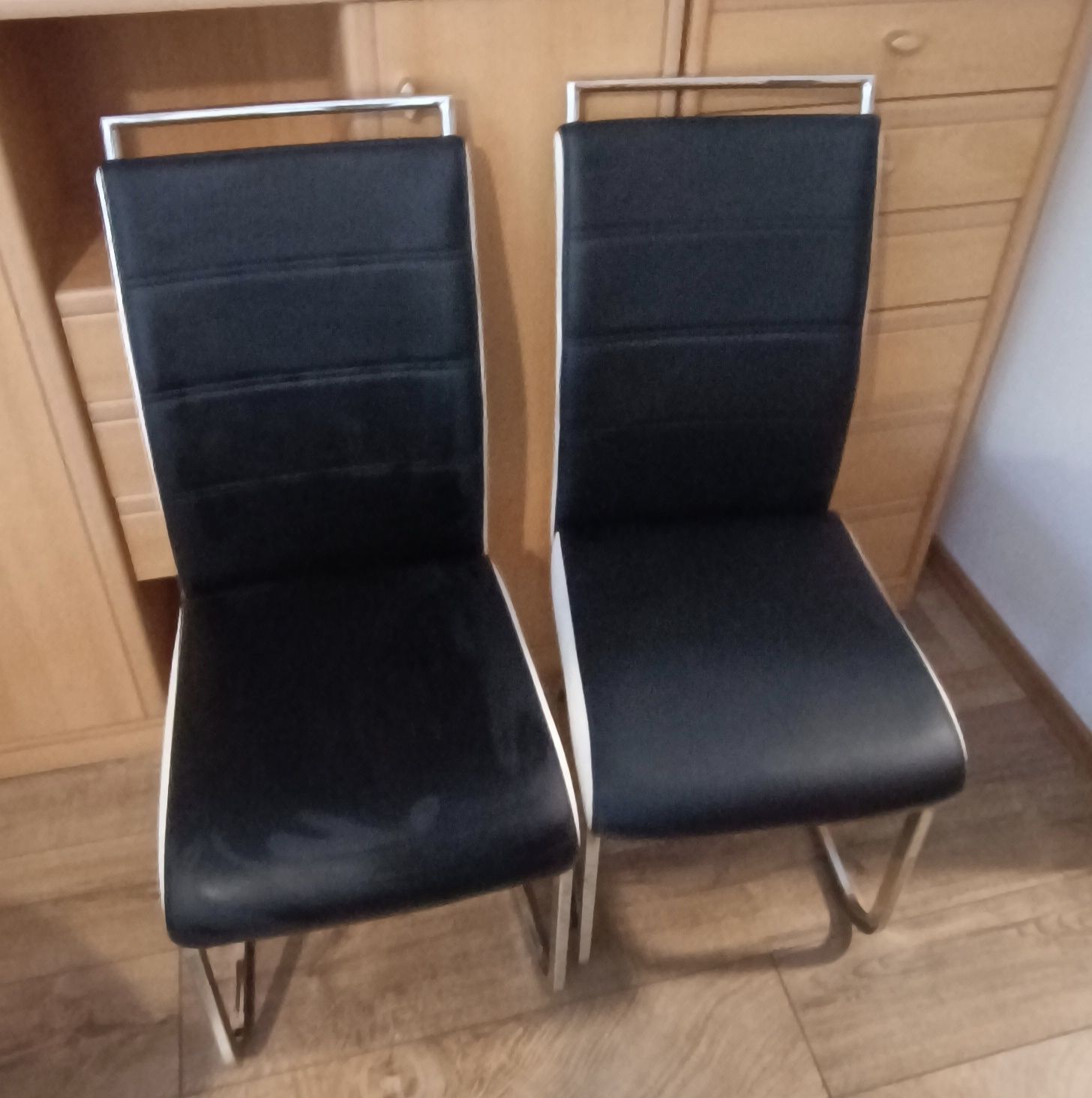 2 krzesła z ekoskóry