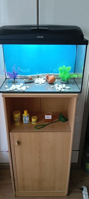 Sprzedam akwarium 60 l Aquael z szafką
