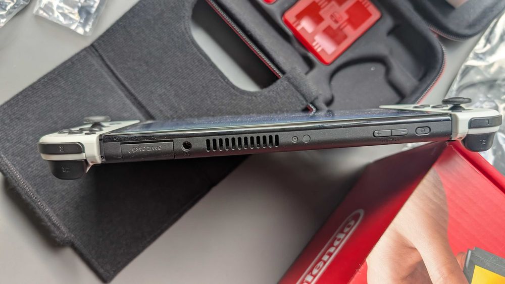 Nintendo Switch OLED 64GB + etui + szkło ochronne, pełny zestaw